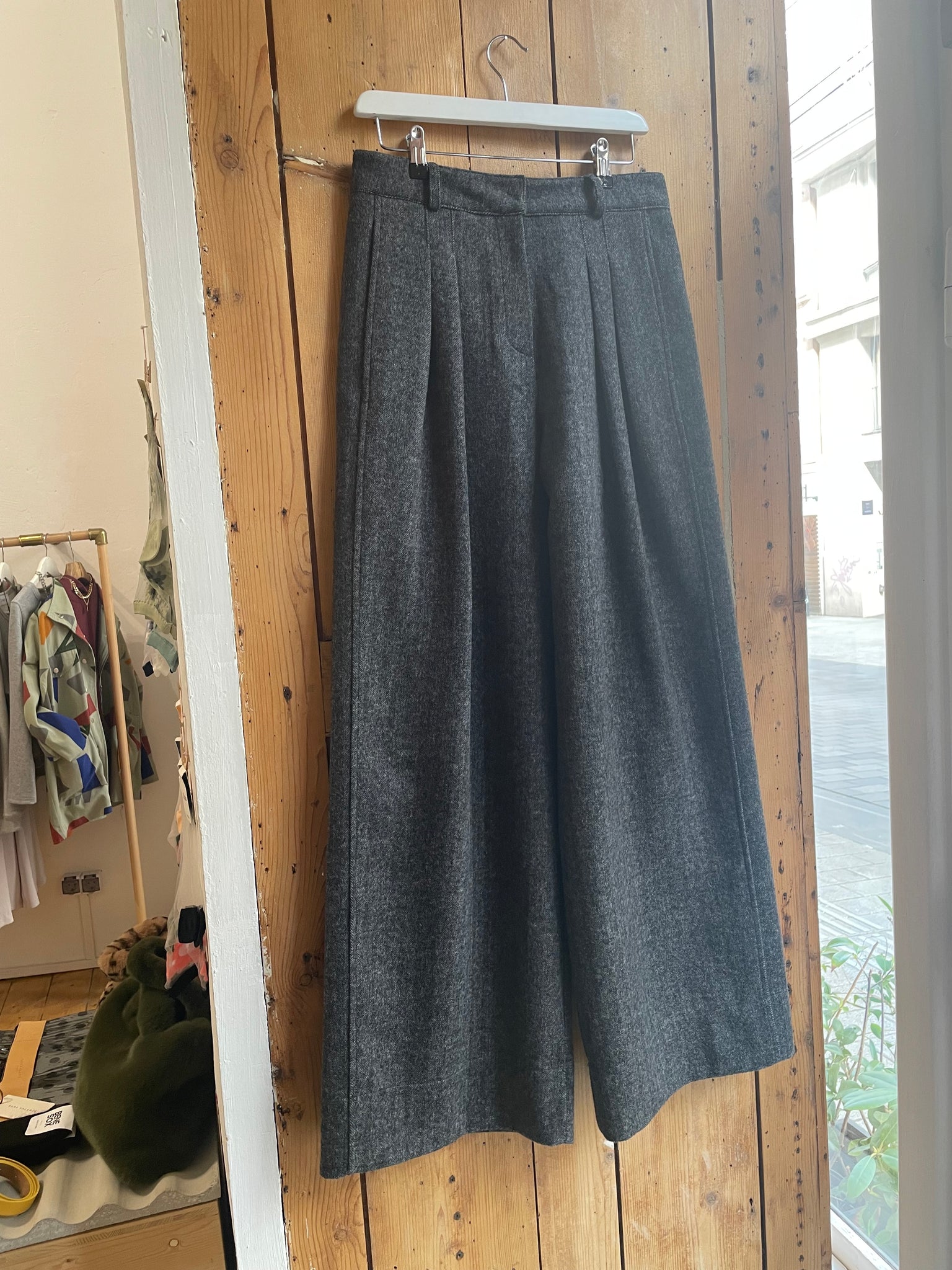 Front tuck herringbone wide pants