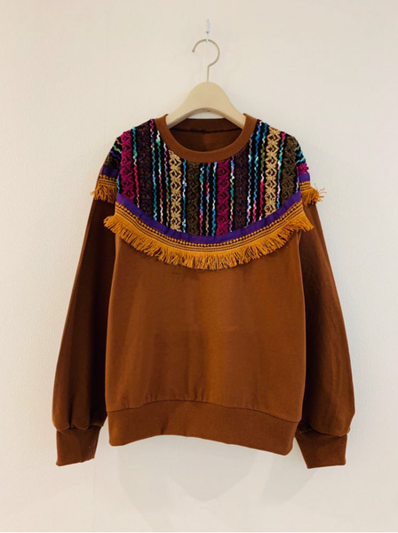 Sweatshirt with US native embroidery